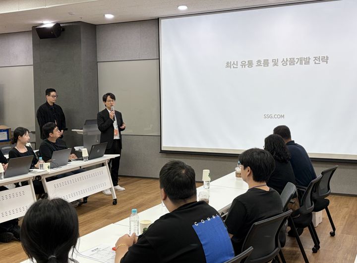 [서울=뉴시스] 우민성 SSG닷컴 HMR개발운영팀장이 강원 지역 HMR 소상공인을 대상으로 최신 유통 흐름과 상품개발 전략을 소개하고 있다 (사진=SSG닷컴 제공) 2026.09.16. photo@newsis.com *재판매 및 DB 금지