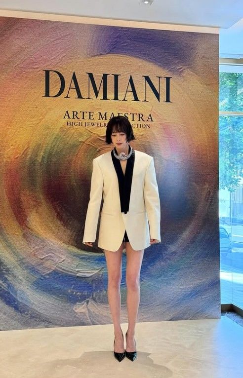 [서울=뉴시스] 이나영이 주얼리 행사장에서 포즈를 취하고 있는 모습이다. (사진=소속사 이든나인 SNS 캡처) 2026.09.16. photo@newsis.com *재판매 및 DB 금지