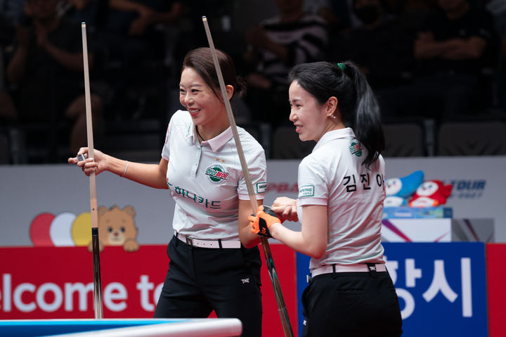 [서울=뉴시스] 프로당구(PBA) 하나카드의 김가영, 김진아. (사진=PBA 제공) *재판매 및 DB 금지