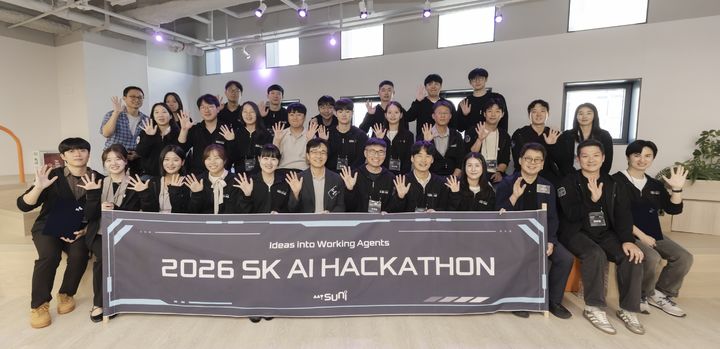 [서울=뉴시스] 지난 15일 SK가 구성원들을 대상으로 개최한 '2026 SK AI 해커톤'에서 결선 진출팀들이 한 자리에 모여 기념촬영을 하고 있다. (사진=SK 제공) 2026.09.16 photo@newsis.com *재판매 및 DB 금지