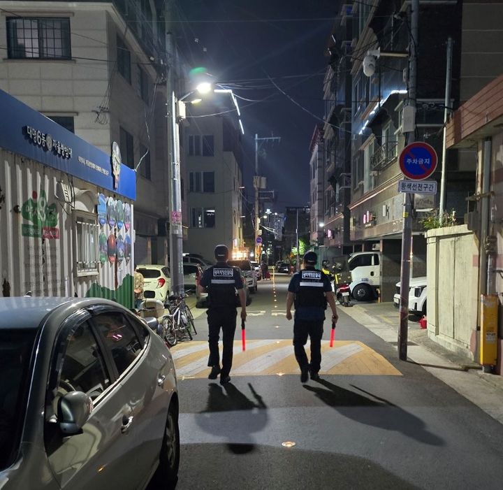 [대구=뉴시스] 대구경찰이 추석 연휴를 앞두고 1인가구 밀집지역과 전통시장 등 범죄 취약지역 순찰을 강화하고 교제폭력·가정폭력 등 관계성범죄에 대한 집중 대응에 나선다. (사진 = 대구경찰청 제공) 2026.09.16. photo@newsis.com *재판매 및 DB 금지