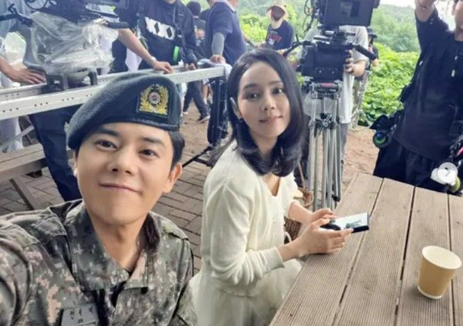 [서울=뉴시스] 한가인과 김동준이 드라마 세트장에서 셀카를 찍는 모습이다. (사진=김동준 SNS 캡처) 2026.09.16. photo@newsis.com *재판매 및 DB 금지