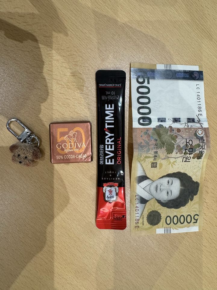 [서울=뉴시스] 일본인 관광객에게 선물과 현금을 건네며 따뜻한 마음을 전한 한국인 남성을 찾는다는 사연이 전해졌다. (사진=스레드 캡처)