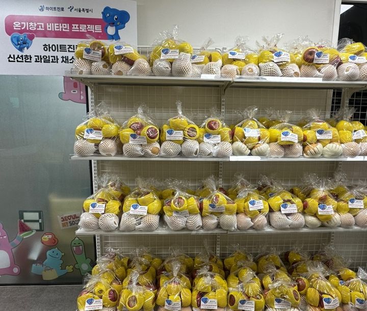 하이트진로가 추석을 맞아 서울지역 쪽방촌 주민 500명에게 햇사과와 햇배로 특별 구성한 '비타민 꾸러미'를 전달했다. (사진=하이트진로 제공) *재판매 및 DB 금지