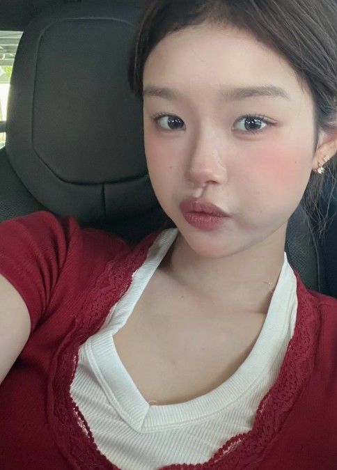 [서울=뉴시스] 이설아가 차안에서 셀카를 찍는 모습이다. (사진=이설아 SNS 캡처) 2026.09.16. photo@newsis.com *재판매 및 DB 금지