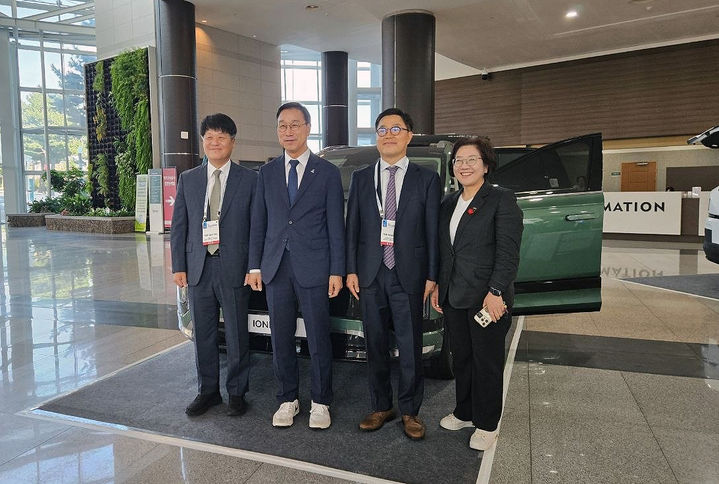 [서울=뉴시스] 신승규 현대차그룹 부사장이 최근 제주국제컨벤션센터에서 열린 제주 그린수소 글로벌 포럼에서 박덕열 기후에너지환경부 수소열산업정책관, 위성곤 제주특별자치도지사, 조선희 제주특별자치도 기후에너지국장과 기념 사진을 촬영하고 있다. (사진=현대차 제공) 2026.9.16. photo@newsis.com *재판매 및 DB 금지
