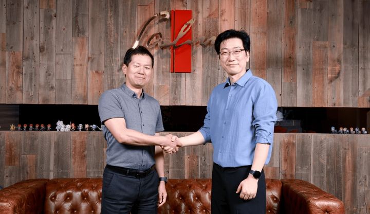 곤도 도시히로 니혼 팔콤 대표(왼쪽)와 박성준 네오위즈 공동대표(오른쪽)가 9월 15일 니혼 팔콤 사옥에서 ‘영웅전설3 하얀마녀’ IP 계약 체결을 기념해 촬영하고 있다.(사진=네오위즈 제공) *재판매 및 DB 금지