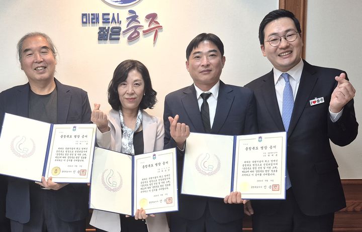 이윤 윤두리 도예공방 대표, 채승연 국원예가 대표, 박제홍 준위, 이동석 충주시장(왼쪽부터) *재판매 및 DB 금지