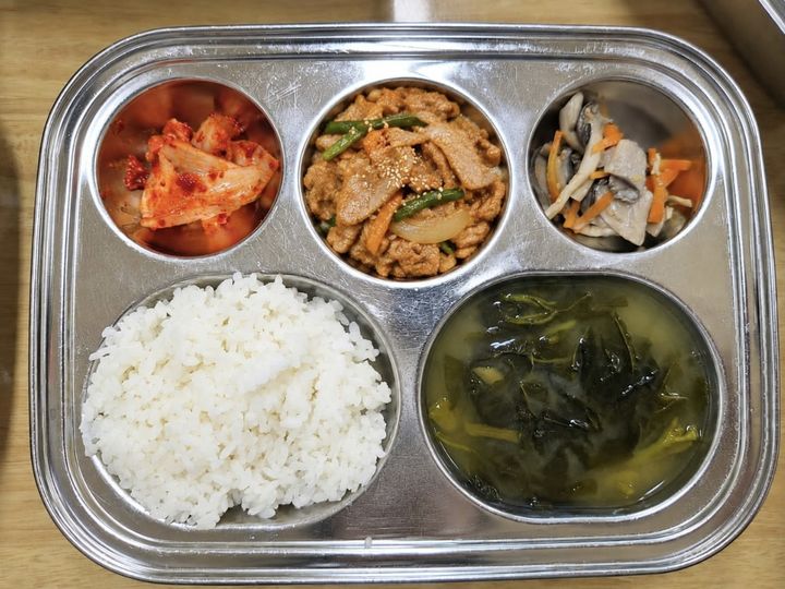 [서울=뉴시스] 작성자 A씨가 공개한 어린이집 급식 사진. (사진출처: 스레드 캡처)