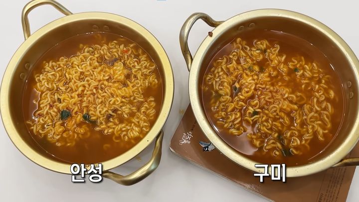 [서울=뉴시스] 같은 신라면이라도 생산 공장에 따라 맛이 다르다는 이야기가 온라인에서 확산하며 한 유튜버가 이를 직접 비교해보았다. (사진=유튜브 채널 '윤호찌' 캡처)