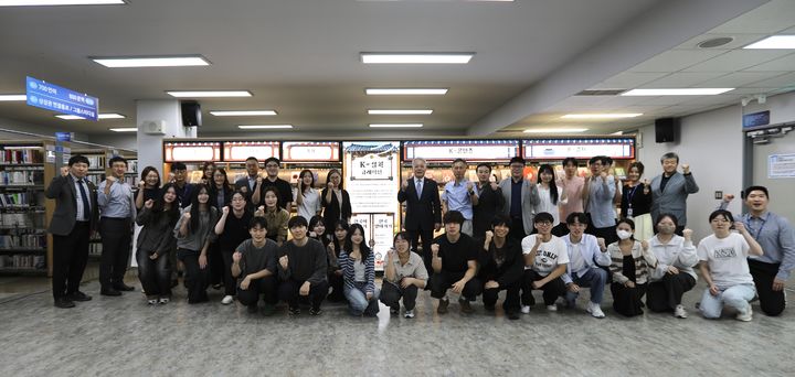 [서울=뉴시스] 한성대학교 '2026학년도 학술정보관 큐레이션 데이' 참석자들이 기념촬영을 하고 있다. (사진=한성대 제공) 2026.09.16. photo@newsis.com *재판매 및 DB 금지