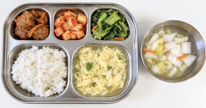 [서울=뉴시스] 한 누리꾼이 댓글로 공개한 또 다른 어린이집 급식 사진. (사진출처: 스레드 캡처)