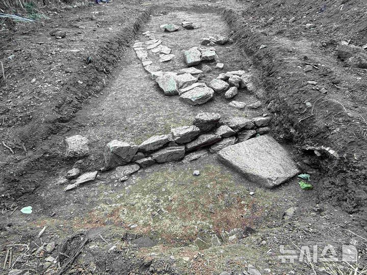 군산시 선유도 망주봉 일원에서 고려시대 '건물지 기단 및 초석' 출토(사진=군산시 제공)
