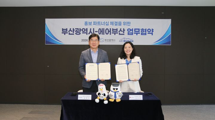 [부산=뉴시스] 에어부산 송명익 영업본부장(왼쪽)과 부산시 오미경 대변인(오른쪽)이 지난 15일 에어부산 사옥에서 홍보 파트너십 구축을 위한 업무 협약(MOU)을 체결한 뒤 기념사진을 찍고 있다. (사진=에어부산 제공) 2026.09.16. photo@newsis.com *재판매 및 DB 금지