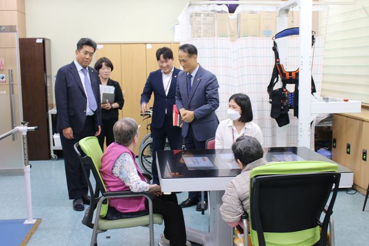 [서울=뉴시스] 강청희 건강보험공단 이사장이 15일 서울요양원을 방문한 모습 (사진=건강보험공단 제공) 2026.09.16. photo@newsis.com *재판매 및 DB 금지