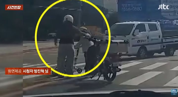 [서울=뉴시스]신호가 바뀐 뒤에도 횡단보도를 건너지 못한 할머니를 돕는 라이더의 모습. (사진=JTBC '사건반장' 캡처) 2026.09.16