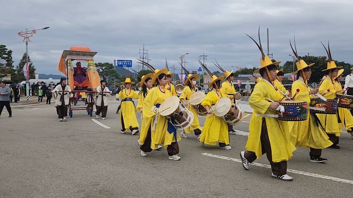 [고성(경남)=뉴시스] 신정철 기자= 경남 고성군은 오는 10월 1일 오후 6시, 고성송학동고분군 특설무대에서 '2026년 고성군민의 날 기념행사'를 개최한다고 16일 밝혔다. 사진은 지난해 입장식 모습.(사진=고성군 제공).2026.09.16. photo@newsis.com *재판매 및 DB 금지