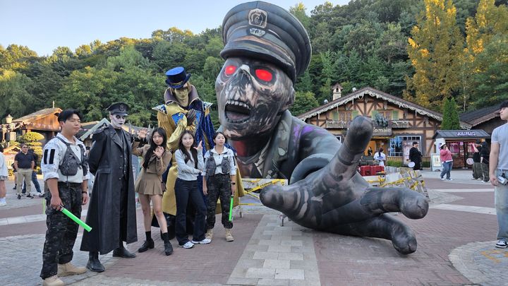 [용인=뉴시스] 이주혜 기자 = 15일 경기 용인 에버랜드 '블러드시티 제로'에서 좀비 연기자와 모델이 포즈를 취하고 있다. 2026.09.15. winjh@newsis.com *재판매 및 DB 금지