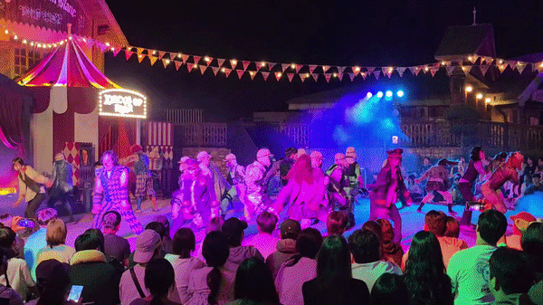 [용인=뉴시스] 이주혜 기자 = 15일 경기 용인 에버랜드 '블러드시티 제로'에서 대규모 플래시몹 공연이 진행되고 있다. 2026.09.15. winjh@newsis.com *재판매 및 DB 금지