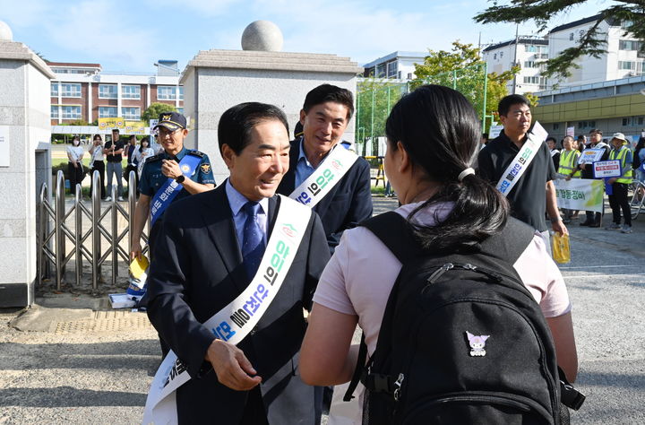 [창녕=뉴시스] 성낙인 경남 창녕군수 등이 개학기 학교주변 불법 광고물 합동 정비 캠페인를 하고 있다. (사진=창녕군 제공) 2026.09.16. photo@newsis.com *재판매 및 DB 금지
