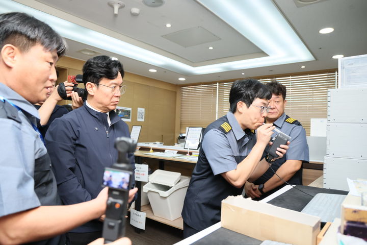 [서울=뉴시스] 김영훈 고용노동부 장관이 16일 한국철도공사 수서역을 방문해 KTX·SRT 통합운행과 관련한 철도 현장의 안전관리 실태를 점검하고 있다. (사진=고용노동부 제공) 2026.09.16. photo@newsis.com *재판매 및 DB 금지