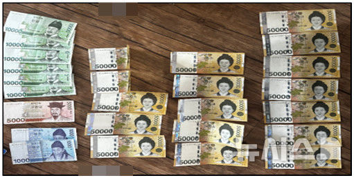 [제주=뉴시스] 제주경찰청이 16일 공개한 하이브리드형 사기조직 검거 과정에서 압수한 범죄수익 현금 다발. (사진=제주경찰청 제공) 2026.09.16. photo@newsis.com