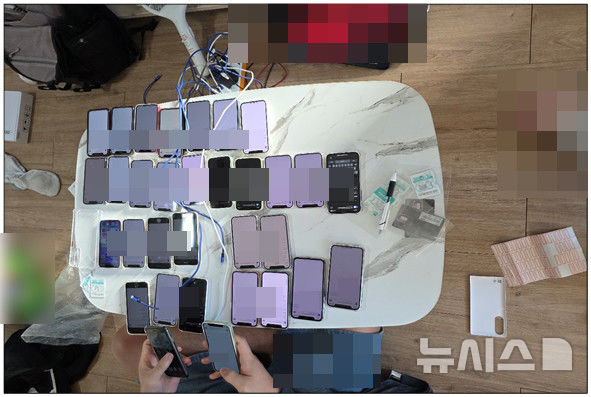 [제주=뉴시스] 제주경찰청이 16일 공개한 하이브리드형 사기조직 검거 과정에서 압수한 010 변작 휴대폰. (사진=제주경찰청 제공) 2026.09.16. photo@newsis.com