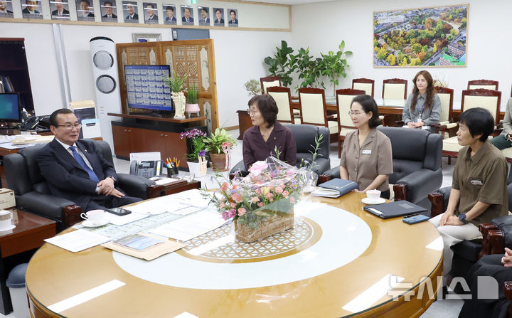 [전주=뉴시스] 전북 전주시의회는 전날 의장실에서 최주만 의장과 이강자 전주교육지원청 교육장 등 관계자들이 참석한 가운데 간담회를 열고 지역 교육 현안과 협력 방안을 논의했다고 16일 밝혔다. (사진=전주시의회 제공) 2026.09.16. photo@newsis.com
