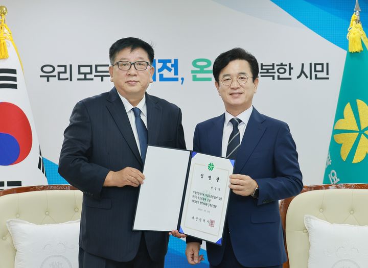 [대전=뉴시스]허태정 대전시장이 16일 정무수석보좌관에 안중기 전 대전시의원을 임명했다. (사진=대전시 제공) 2026.09.16 photo@newsis.com *재판매 및 DB 금지