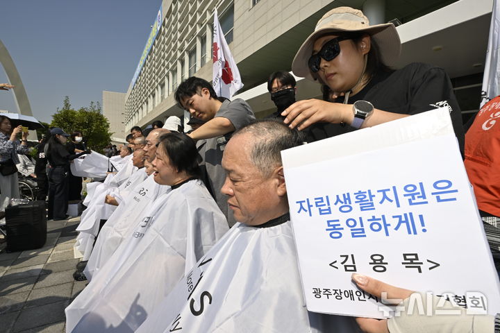 [전남광주=뉴시스] 양시원 기자 = 김용목 오방장애인자립생활센터장이 16일 오전 전남광주통합특별시 광주청사에서 열린 광주·전남 장애인자립생활센터 차별예산 철폐 기자회견에서 삭발하고 있다. 2026.09.16 goodwrite97@newsis.com