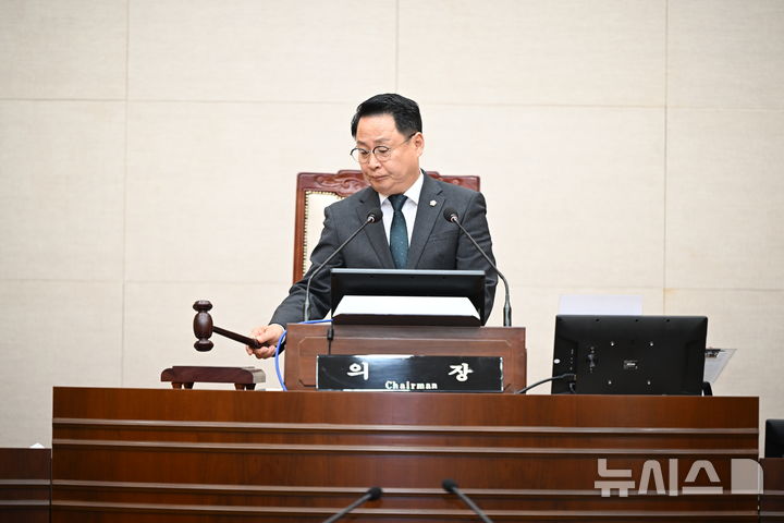 [완주=뉴시스] 완주군의회 성중기 의장이 의사봉을 두드리고 있다. *재판매 및 DB 금지