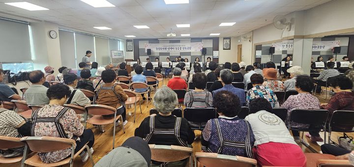 [양산=뉴시스] 안지율 기자 = 중앙도서관 음악낭독극 독서동아리 담쟁이 웃음꽃이 독서문화진흥 유공 단체로 선정되면서 문화체육관광부 장관상을 수상했다. (사진= 양산시 제공) 2026.09.16. photo@newsis.com *재판매 및 DB 금지