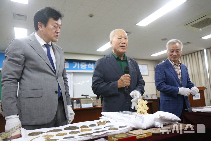 [전주=뉴시스] 16일 전북특별자치도체육회에서 개최한 한국 레슬링 대부 안천영, 안한영 형제의 체육 소장품 기증식에 정강선 회장이 기증품 설명을 듣고 있다. 2026.09.16 *재판매 및 DB 금지