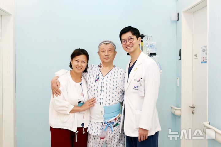 [서울=뉴시스] 최중원 중앙대학교광명병원 비뇨의학과 교수(우측)와 A씨 부부(좌측). (사진= 중앙대학교광명병원 제공)