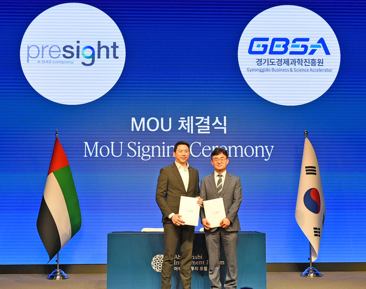 [수원=뉴시스] 김현곤 경과원장(오른쪽)과 토마스 프라모테담(Thomas Pramotedham) 프리사이트 최고경영자가 기념 촬영을 하고 있다. (사진=경과원 제공) 2026.09.16. photo@newsis.com *재판매 및 DB 금지