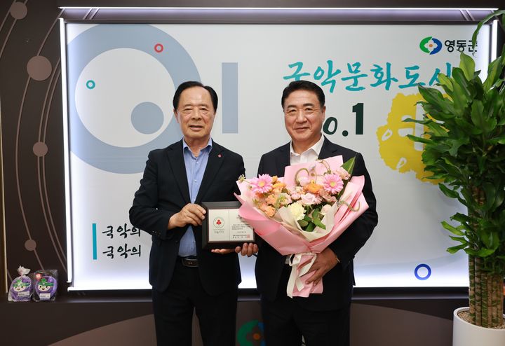 [영동=뉴시스] 나눔리더 가입한 정영철(사진 오른쪽) 충북 영동군수. (사진=영동군 제공) 2026.09.16. photo@newsis.com&nbsp; *재판매 및 DB 금지
