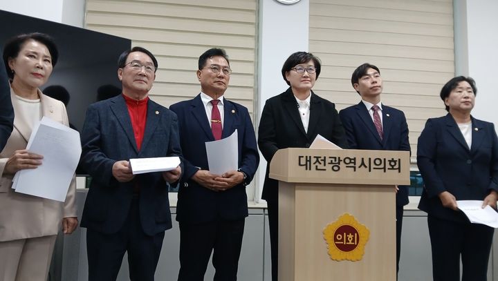 [대전=뉴시스] 조명휘 기자 = 국민의힘 소속 대전 서구의원들이 16일 오후 대전시의회 기자실에서 회견을 열고 서구청장 전용차량 고액 임차료 지급을 해명하라고 촉구하고 있다. 2026.09.16. joemedia@newsis.com *재판매 및 DB 금지