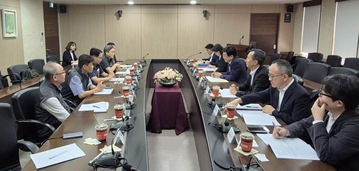 [수원=뉴시스] 전국교수노조와 교육부 관계자들이 지난 15일 서울 여의도 한국교육시설안전원에서 열린 정책간담회에서 비정년트랙 교원 차별 해소 등 대학 현안을 논의하고 있다. (사진=전국교수노동조합 제공) 2026.09.16. photo@newsis.com *재판매 및 DB 금지