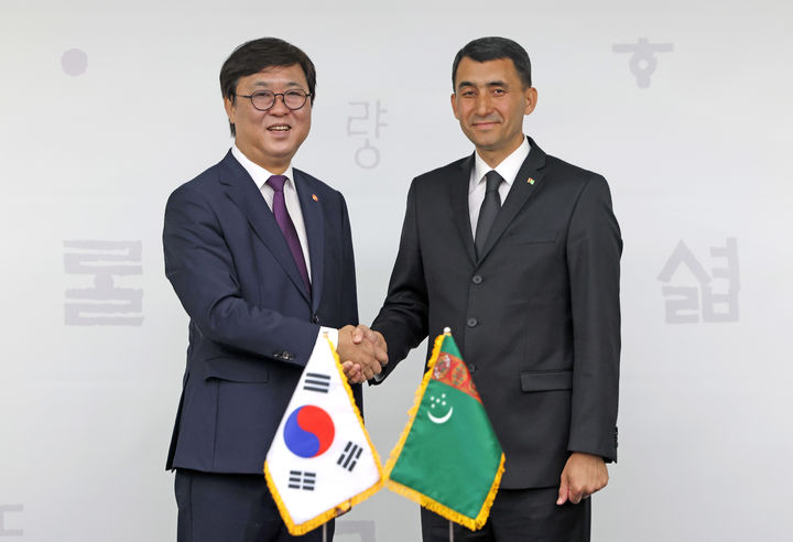 [서울=뉴시스] 16일 서울 서초구 국립중앙도서관에서 최휘영 문화체육관광부 장관이 구르반미라트 시흐미라도비치 미라달리예프 투르크메니스탄 문화부 장관과 만나 한국과 투르크메니스탄 문화협력을 논의했다. (사진=문화체육관광부 제공) 2026.09.15. photo@newsis.com *재판매 및 DB 금지