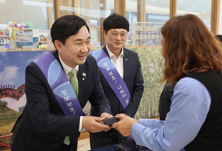 16일 김도균 강원랜드 대표와 임직원들이 카지노 및 하이원리조트를 찾은 고객들에게 ‘개인정보 보호 캠페인’을 실시하고 있다.(사진=강원랜드 제공) *재판매 및 DB 금지