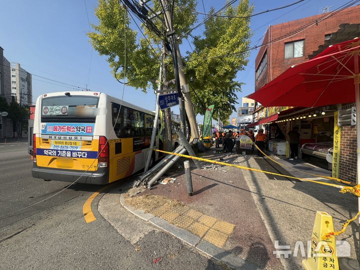 [전남광주=뉴시스] 16일 오전 8시57분께 전남광주 광산구 신촌동 한 도로에서 시내버스와 우체국 우편물 운송 차량이 부딪쳐 3명이 경상을 입었다. (사진=전남광주소방본부 제공) 2026.09.16. photo@newsis.com