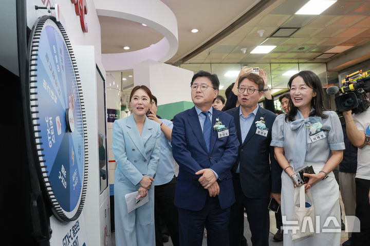 [군포=뉴시스] GTX-C 노선 홍보관 개관식에 참석한 한대희 군포시장(사진 왼쪽 두 번째)이 관계자로부터 노선 운행에 따른 설명을 청취하고 있다. (사진=군포시 제공).2026.09.16. photo@newsis.com