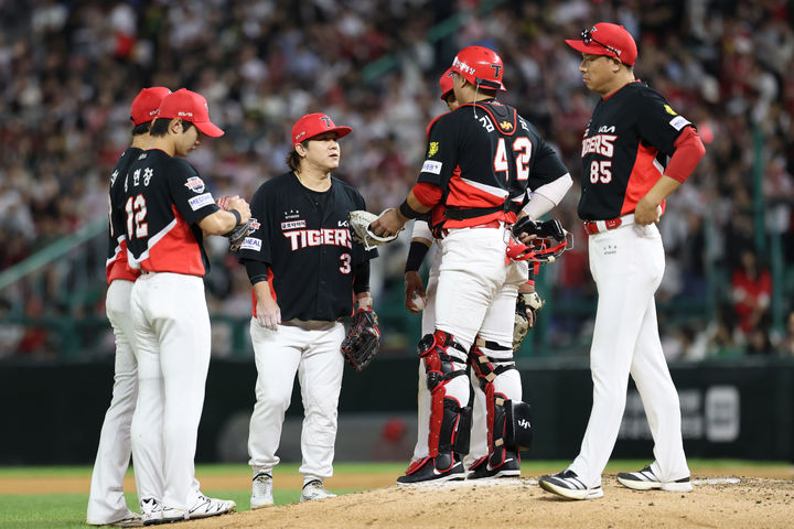 [서울=뉴시스] 프로야구 KIA 타이거즈 선수단이 15일 인천 SSG랜더스필드에서 열린 2026 신한 쏠 KBO리그 SSG 랜더스와의 경기 도중 대화를 나누고 있다. (사진=KIA 타이거즈 제공) 2026.09.15. *재판매 및 DB 금지