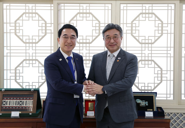 [홍성=뉴시스] 유효상 기자 = 박수현 충남지사가 16일 서울 정부청사에서 윤호중 행정안전부 장관을 만나 지역 현안을 건의하기 앞서 기념촬영을 하고 있다. (사진=충남도 제공) 2026.09.16 photo@newsis.com *재판매 및 DB 금지