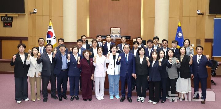 [전주=뉴시스]윤난슬 기자 = 전주시의회는 16일 제434회 정례회 제4차 본회의를 열고 전윤미 의원(효자 2·3·4동)과 최영심 의원(서신동)이 각각 대표 발의한 건의안을 채택했다. (사진=전주시의회 제공) photo@newsis.com 
