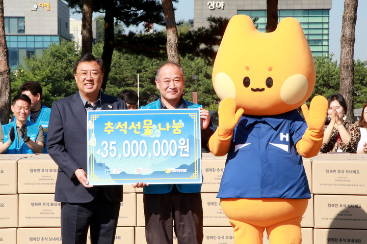 [당진=뉴시스] 강연채(가운데) 현대제철 전무가 16일 당진시청을 찾아 김기재(왼쪽) 시장에게 추석 맞이 지역 취약계층에게 건넬 선물상자를 기탁한 뒤 기념 사진을 찍고 있다. (사진=현대제철 당진제철소 제공) 2026.09.16. photo@newsis.com *재판매 및 DB 금지