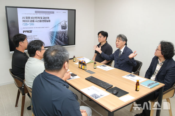 [세종=뉴시스]조용민 농촌진흥청 국립축산과학원 원장은 16일 충북 충주시 산란계 현장 실증 농가를 방문해 '인공지능(AI) 활용 비산란계·과산계 케이지 검출 시스템' 작동 상태와 산란 데이터 수집·분석 현황을 점검했다.(사진=농진청 제공)