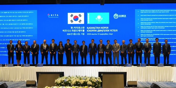 지난 15일 열린 한-카자흐스탄 비즈니스 라운드테이블에서 최원석 두나무 글로벌사업총괄 부사장(오른쪽 첫 번째) 등이 MOU 체결을 기념해 사진 촬영을 하고 있다.(사진=두나무 제공) *재판매 및 DB 금지