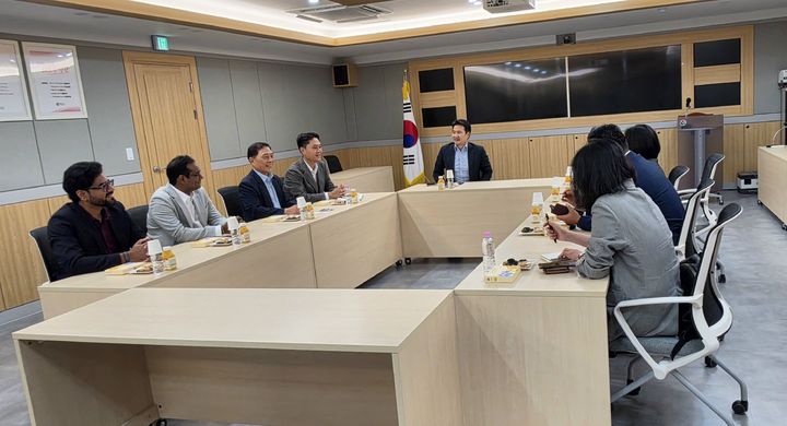 [양산=뉴시스] 안지율 기자 = 미국 현지기업이 대한오토텍을 방문해 상담을 하고 있다. (사진= 양산시 제공) 2026.09.16. photo@newsis.com *재판매 및 DB 금지