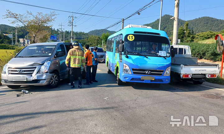 [완도=뉴시스] 16일 오전 8시40분께 전남광주 완도군 고금면 신호가 없는 교차로에서 1t 화물차와 주간보호센터 운행 차량인 승합차가 충돌해 7명이 경상을 입었다. (사진=전남광주소방본부 제공) 2026.09.16 photo@newsis.com